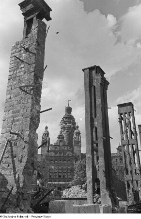 Trümmerreste, im Hintergrund das Neue Rathaus