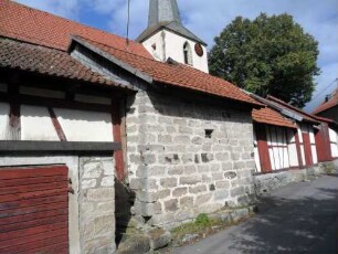 Ansicht von Südwesten mit Kirchhofmauer und Innenseitig angebauten Gaden (Originalgaden mit Kirchhofmauer im 19 Jh weitgehend abgetragen-Rekonstruktion im 20 Jh)