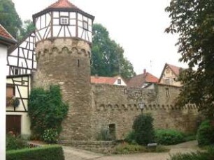 Stadtbefestigung-Stadtmauer im Westen mit Wehrturm (Hexenturm mit Schießscharten) sowie anschließender Stadtmauer (mit Wehrgang auf Rundbögen)