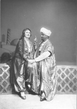 Der Barbier von Bagdad. Oper von Peter Cornelius nach eigenem Libretto. Staatsoper Dresden, Neuinszenierung 17.12.1928 : Szene 1. Akt mit Helene Jung als Bostana und Curt Taucher als Nureddin