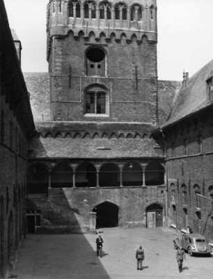 Innenhof der Tuchhallen und Belfried, Brügge, Flandern, Belgien