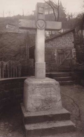 Hauptstraße. Kruzifix, Sandstein. 18. Jahrhundert