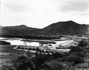 Kleiner Damm : Kleiner Damm im Salt River, einem Nebenfluss des Gila Rivers.