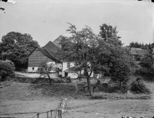 Gehöft : Blick entlang eines schmalen Weges zu einem Gehöft