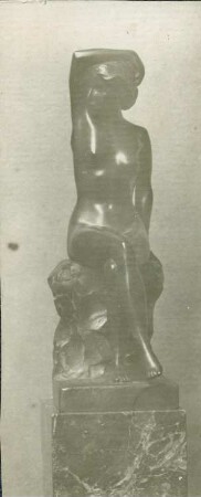 Sitzender Mädchenakt mit erhobenem rechtem Arm : Sitzender Mädchenakt mit erhobenem rechtem Arm. Bronze auf Marmorsockel; Höhe 27 cm (um 1910; C. Brose)