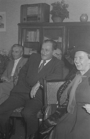 60. Geburtstag von Walter Maschke, Generalsekretär der Volksbühne Berlin : Schriftsteller Friedrich Wolf (2.v.l.) mit der Schauspielerin Steffie Spira und weiteren Gästen