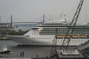 Blick vom Altonaer Balkon auf ein einfahrendes Kreuzfahrtschiff. Hinten die Köhlbrandbrücke. 04.2008
