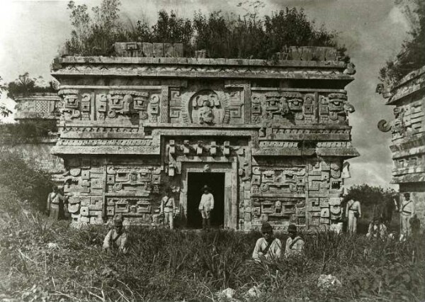 "La façade est de l'aile droite annexée de la maison des nonnes (Avec des soldats mexicains). Le palais du temple des inscriptions".