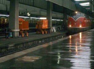 Stuttgart Hbf. Lok 221 104 DC 481 Stuttgart-Zürich