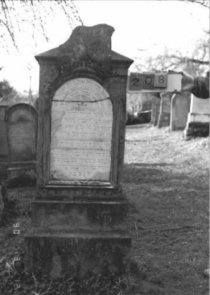 Grabstein 208 (Index: 99786008) Zustand: Inschrifttafel: Riss, Giebelaufsatz: abgebrochen, Rückseite: Bruchstelle zementiert Maße HxBxT: 192x64x21 cm Besonderheit: kulturhistorisch wertvoll / künstl.-formale Gründe (Inschrift): Grabstein 208