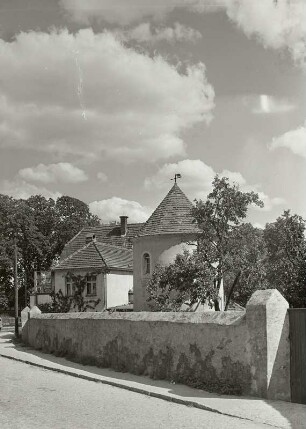 Wohnhaus mit Turm und Wildschwein-Wetterfahne (vielleicht in Dresden-Loschwitz)