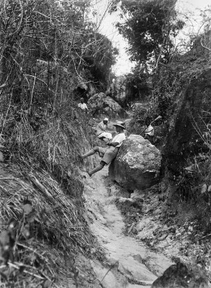 Likonde-Plateau : Personen während des Abstiegs des Likonde-Plateaus im Makonde-Gebiet.