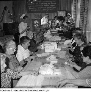 Ein Veteranenklub der Volkssolidarität hilft im Klub beim Verpacken