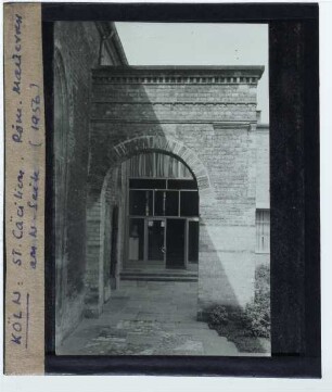 Köln, St. Cäcilien : Außenansicht, römische Mauer
