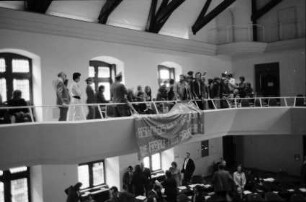 Freiburg: Demonstration im Ratsaal, Transparent im Ratsaal