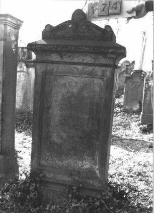 Grabstein 174 (Index: 99786071) Zustand: Vorderseite: Inschrift zum größten Teil abgeblättert Maße HxBxT: 146x69x26 cm: Grabstein 174