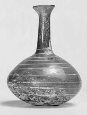 Flasche mit kugeligem Bauch und Fadendekor