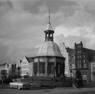Wismar. Die Wasserkunst und Bürgerhaus "Alter Schwede" am Markt
