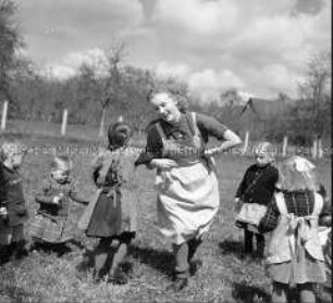 Arbeitsmaid des Reichsarbeitsdienstes in einem Kindergarten