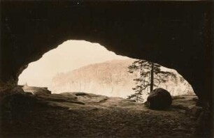 Elbsandsteingebirge. Frienstein (Vorderes Raubschloss). Blick aus der Höhle zum Kleinen Winterberg