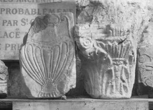 Platte mit Vase in Flachrelief