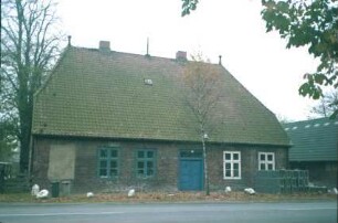 Allee 25: Alte Schule: traufständige Straßenfront mit Eingangstür: ein Fenster zugemauert