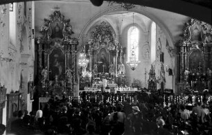 St. Märgen: Erstkommunikanten in der Kirche; Blick zum Altar von unten