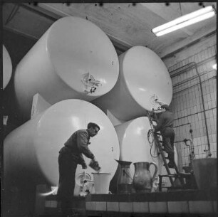Getränketank im im VEB Weinkelterei, 1963. SW-Foto © Kurt Schwarz.