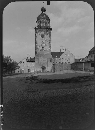 Altenburg. Turm der ehem. Pfarrkirche St. Nikolai (Nikolaiturm, Erwähnung 1140, Restaurierung 1876-1878). Ansicht von Westen