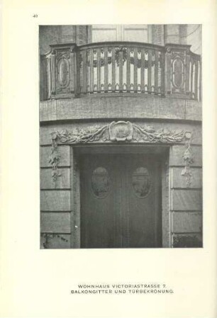 Wohnhaus Victoriastrasse 7. Balkongitter und Türbekrönung