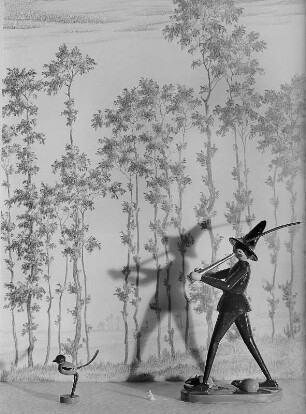 Fotomärchenbuch. Illustration zum Märchen-Gedicht von Else Seifert "Der Zauberer". Arrangement mit Rattenfänger-Holzfigur der Firma Wendt und Kühn vor gezeichneter Baumkulisse