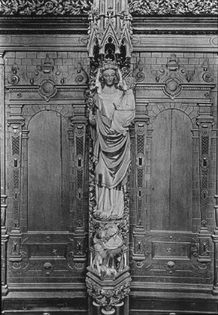 Freiburg im Breisgau, Unserer Lieben Frau, Äußeres, Westvorhalle, Hauptportal, Trumeau, Madonna über schlafenden Jesse
