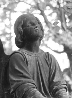 Grabengel : Grabengel (1865; G. A. Kietz, G. Brossmann). Detail: Bruststück. Sandstein. 1865. Dresden-Johannstadt, Trinitatisfriedhof