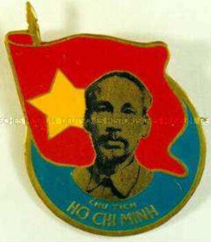 Abzeichen mit Porträt Ho Chi Minhs in Etui