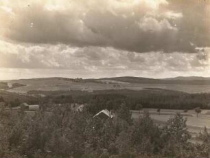 Blick vom Bismarckturm bei Markneukirchen nach Südwesten. Im Hintergrund das Kirchdorf Landwüst und rechts der Hainberg bei Asch