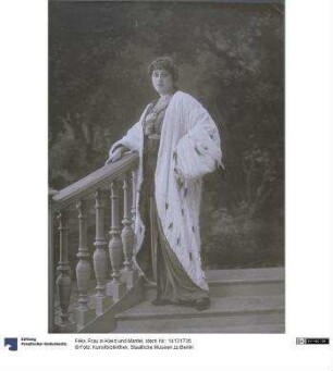Frau in Kleid und Mantel