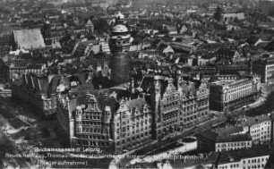 Reichsmessestadt Leipzig, Neues Rathaus, Thomas- und Nicolaikirche, im Hintergrund Hauptbahnhof (Fliegeraufnahme)