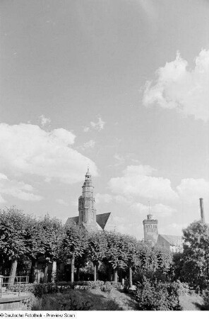 Blick von der Schillerpromenade (Nordwest) auf die Hauptkirche Sankt Marien und den Roten Turm