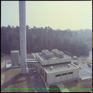 Technikumshalle zur Komponentenerprobung (TEKO) des Projekts Wiederaufarbeitung und Abfallbehandlung (PWA) auf dem Gelände des Kernforschungszentrums Karlsruhe (KfK), von Nordwesten