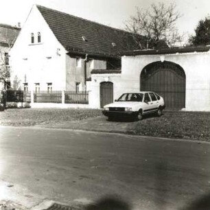 Dresden-Kaditz, Altkaditz 14. Dreiseithof (1. H. 19. Jh.). Wohnstallhaus und Toranlage
