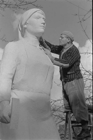 Der Bildhauer Walter Reinhold bei der Arbeit am Originalmodell der Trümmerfrau (Bronzeguß war für den Rathausplatz in Dresden bestimmt)