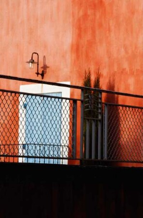 Frankreich. Provence. Vaucluse. Pernes les Fontaines. Rote Hauswand