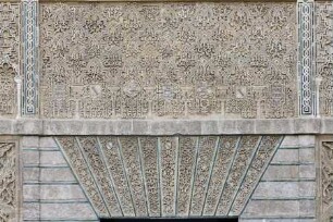 Reliefierte Fassadenzone — Mittleres Relieffeld mit Sebka- und Flechtbandornament, Blendarkaden und Wappensymbolik