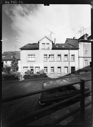 Altenburg, Berggasse. Wohnhaus mit Laden. Straßenfront