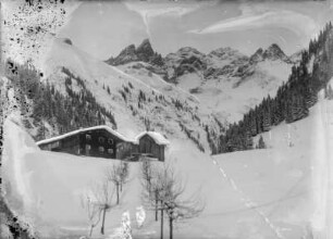 Allgäuer Alpen. Hof in Einödsbach gegen Trettachspitze (2595 m) und Mädelegabel (2645 m)