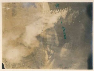 Foto des Abbrennens der Düna-Brücke bei Parumb bei der Räumung des Rigaer Brückenkopfes (Luftbild)