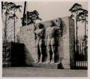 Berlin, Dietrich-Eckart-Bühne, Bildhauer Adolf Wamper, Hochrelief "Männergruppe"