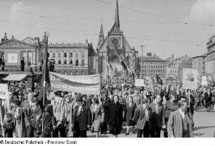 Blick auf den Demonstrationszug mit der Universitätskirche St. Pauli im Hintergrund
