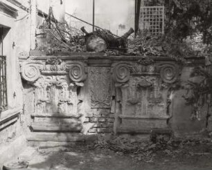 Radebeul, Donadini-Haus, Kapitelle (Spolien) als Zierelemente im Garten an der Hauptfassade des Hauses
