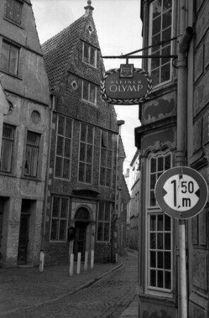 Bremen: Gasse, mit Giebelhaus und Nasenschild [Gaststätte Kleiner Olymp]